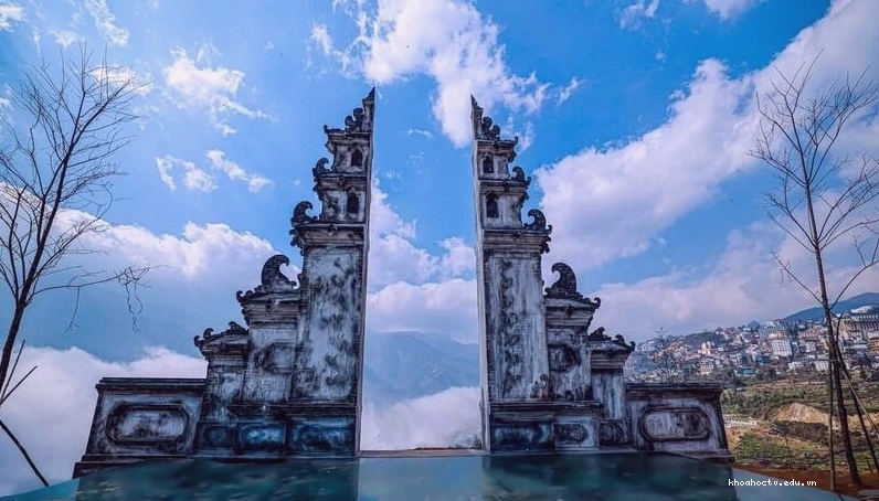 Cảnh quan thanh bình nhìn từ Cổng Trời Ô Quy Hồ