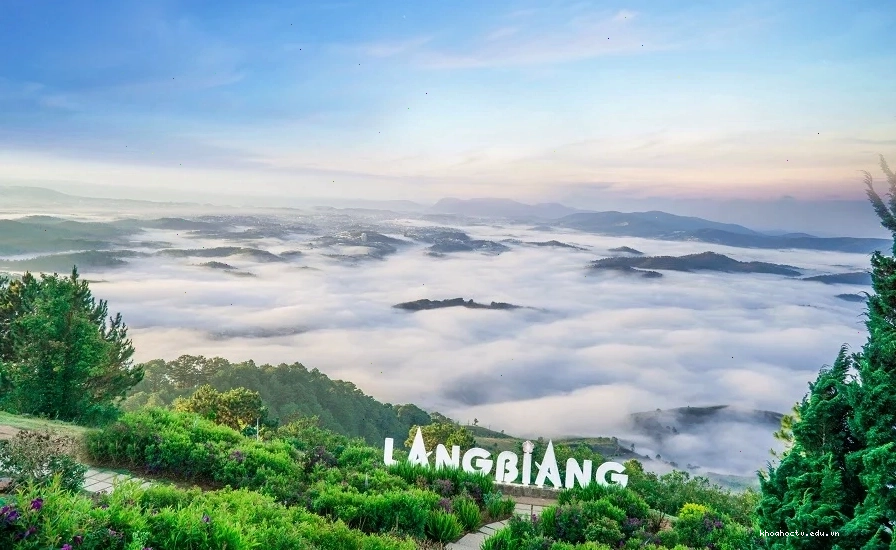 Cảnh quan thiên nhiên hùng vĩ nhìn từ đỉnh núi Langbiang