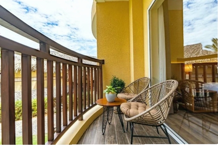 Cảnh quan xanh mát tại Aroma Beach Resort & Spa