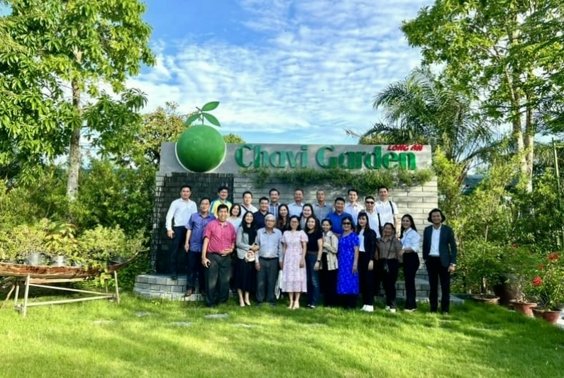 Cảnh quan xanh mát tại Chavi Garden Long An với nhiều cây cối và hoa lá