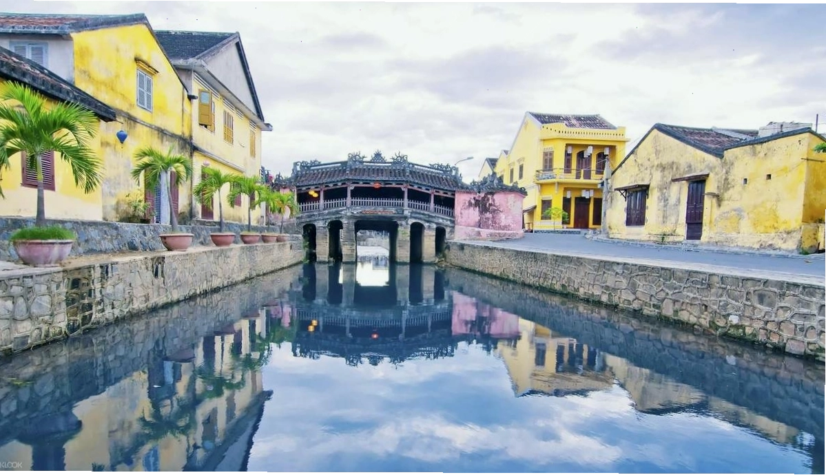 Cảnh quan xung quanh Chùa Cầu Hội An vào buổi chiều tà