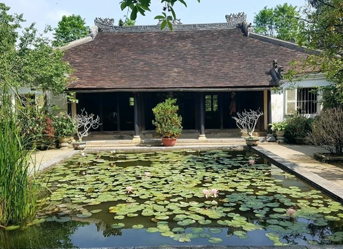 Cảnh quan xung quanh nhà rường Huế
