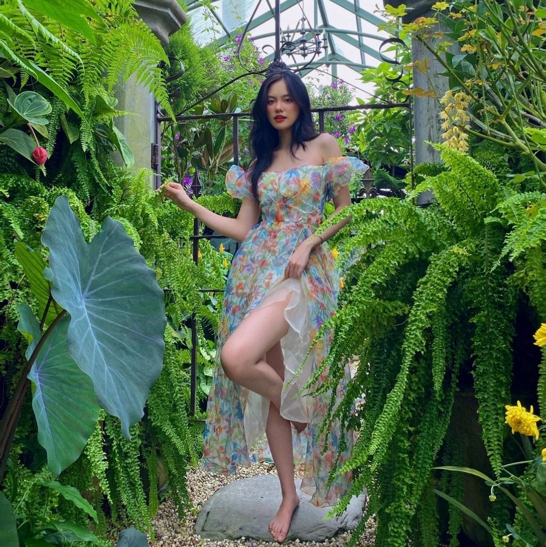 Cặp đôi tạo dáng nhí nhảnh tại một tiểu cảnh đáng yêu ở Vũ Garden