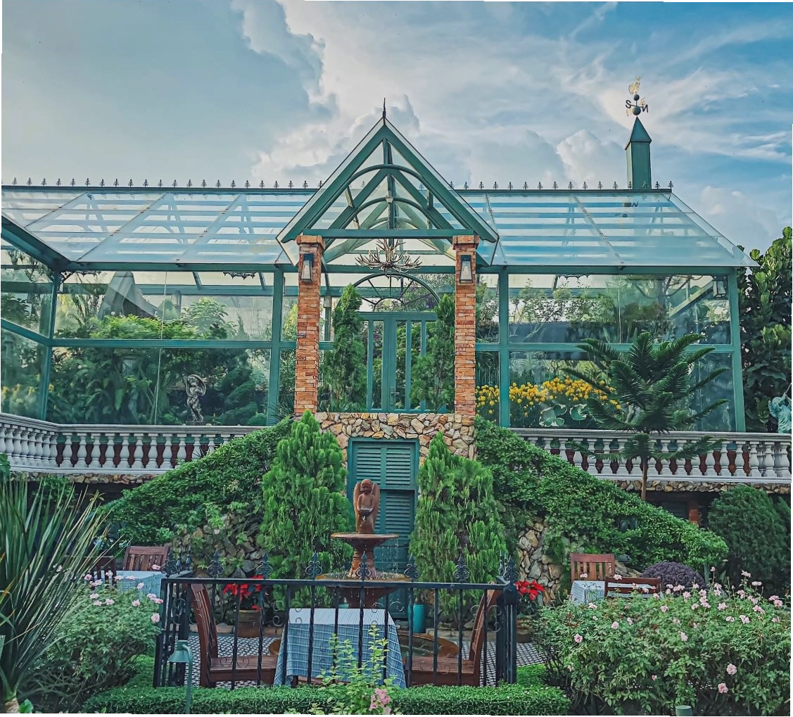 Cặp đôi tạo dáng tại một góc kiến trúc châu Âu tại Vũ Garden