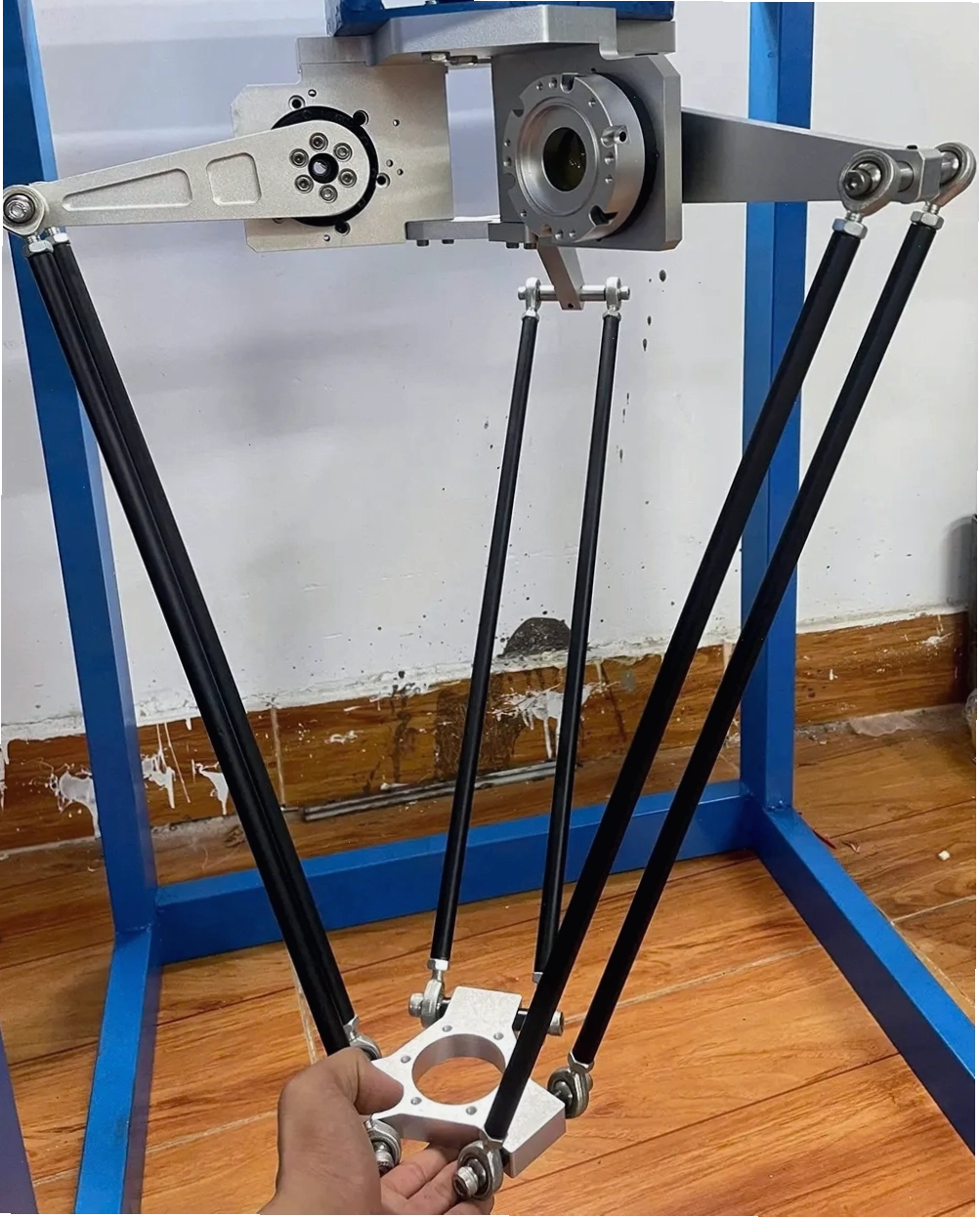 Cấu tạo chi tiết của robot delta bao gồm khung base, tay đòn và bộ điều khiển