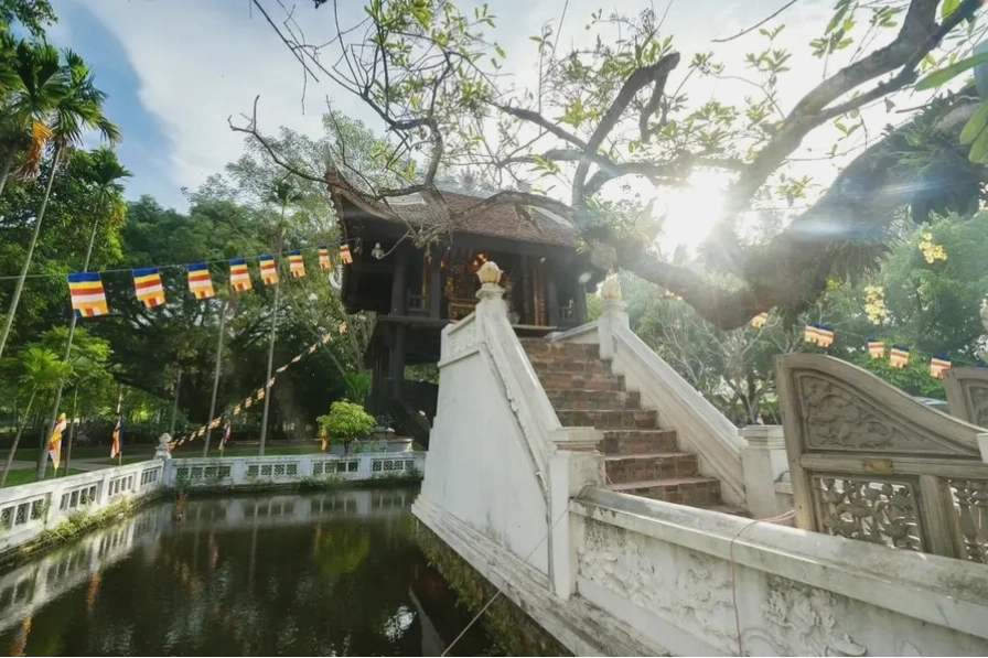 Cầu thang dẫn lên chùa Một Cột