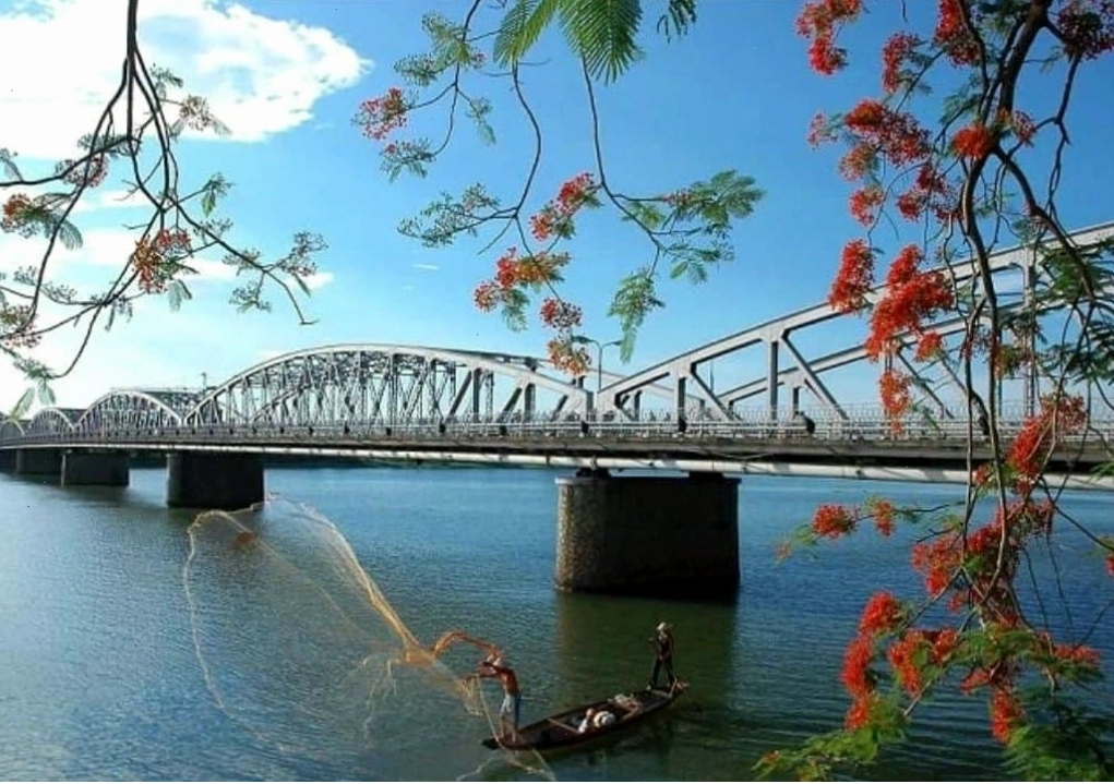 Cầu Tràng Tiền Huế nhìn từ xa với kiến trúc đặc trưng