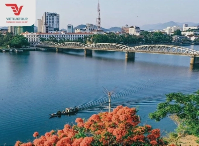Cầu Tràng Tiền Huế soi bóng trên Sông Hương