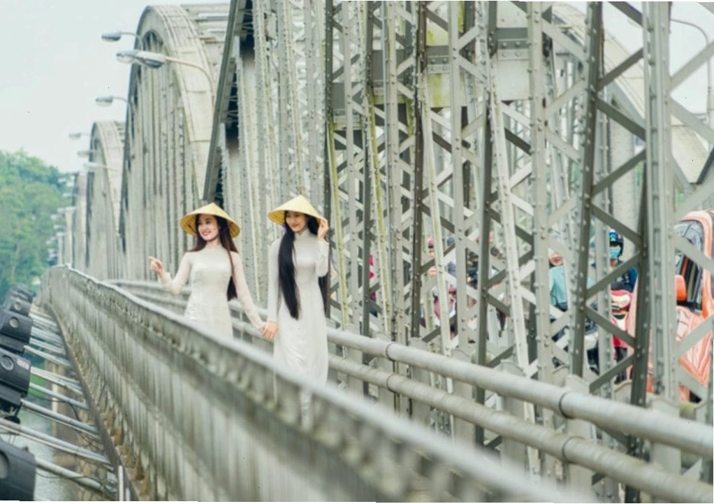 Cầu Tràng Tiền nhìn từ góc thấp