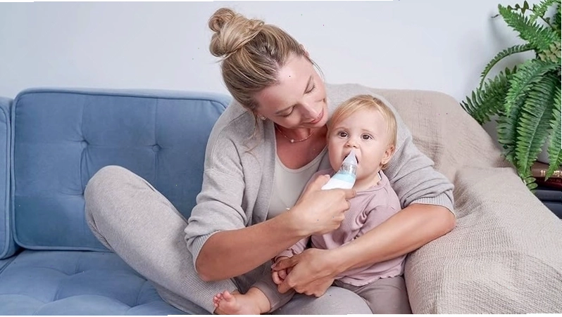 Cha mẹ đọc tài liệu hướng dẫn chăm sóc trẻ