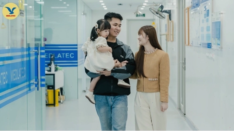 Cha mẹ nên đưa trẻ đi khám nếu con hay quấy khóc đêm kéo dài