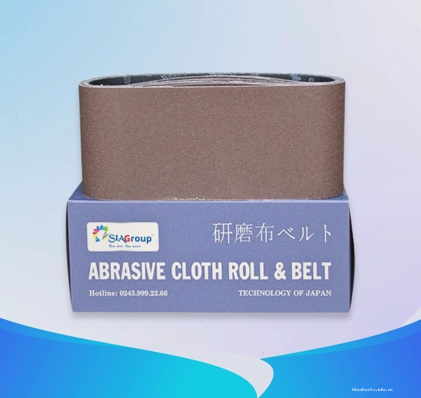 Chà nhám bề mặt cửa gỗ cũ để loại bỏ lớp sơn cũ