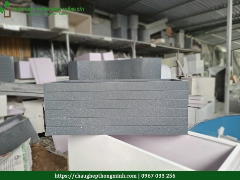 Chậu composite kẻ chỉ tạo điểm nhấn tinh tế