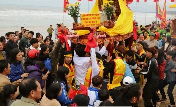 Chi tiết chạm khắc trên kiến trúc Đền Cờn