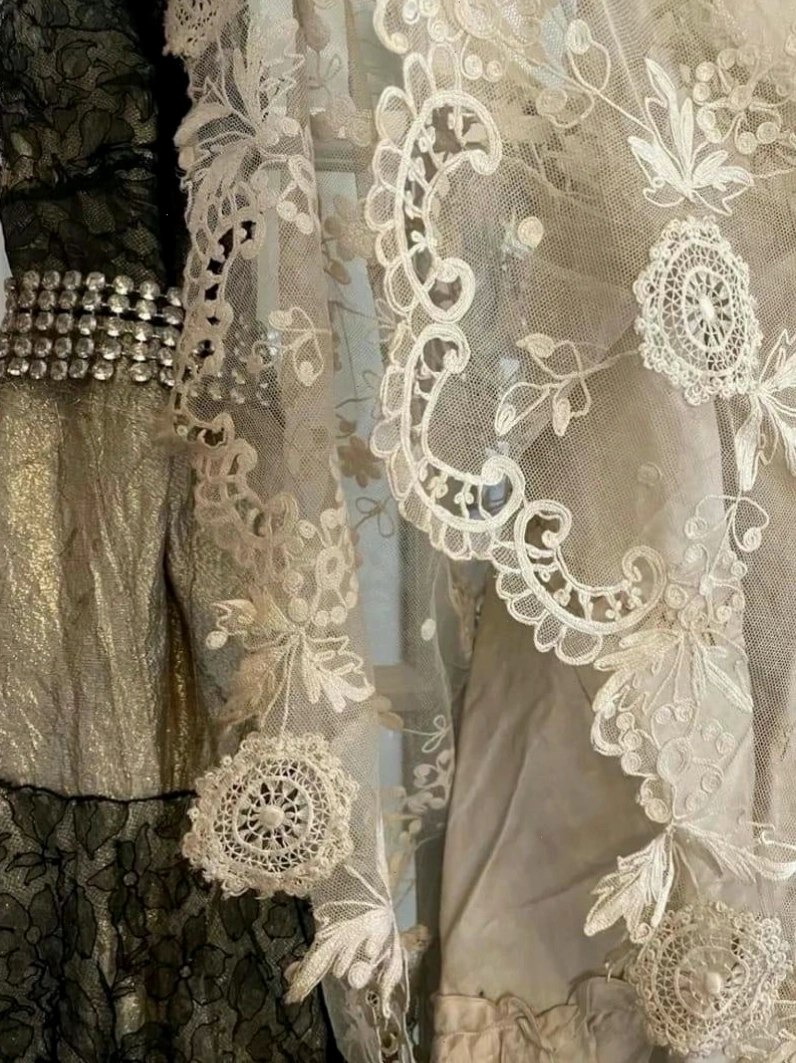 Chi tiết trang phục Gothic với ren và bèo nhún