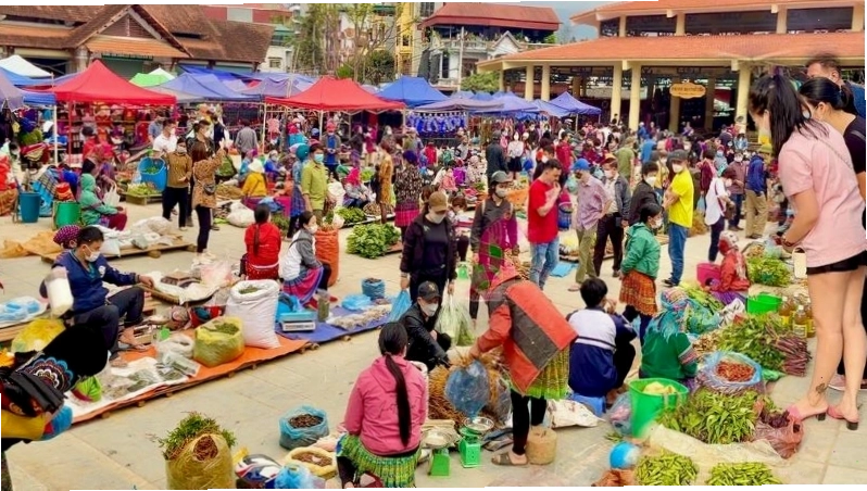 Chợ Mường Lò tấp nập người mua bán