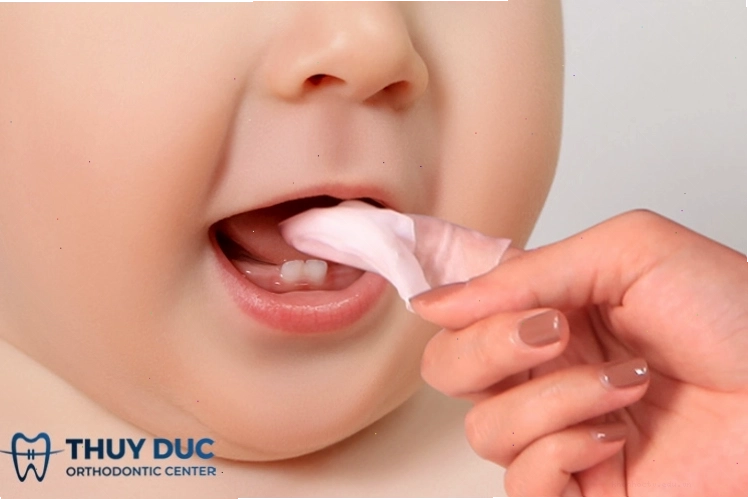 Cho trẻ 3 tháng tuổi gặm đồ chơi khi mọc răng
