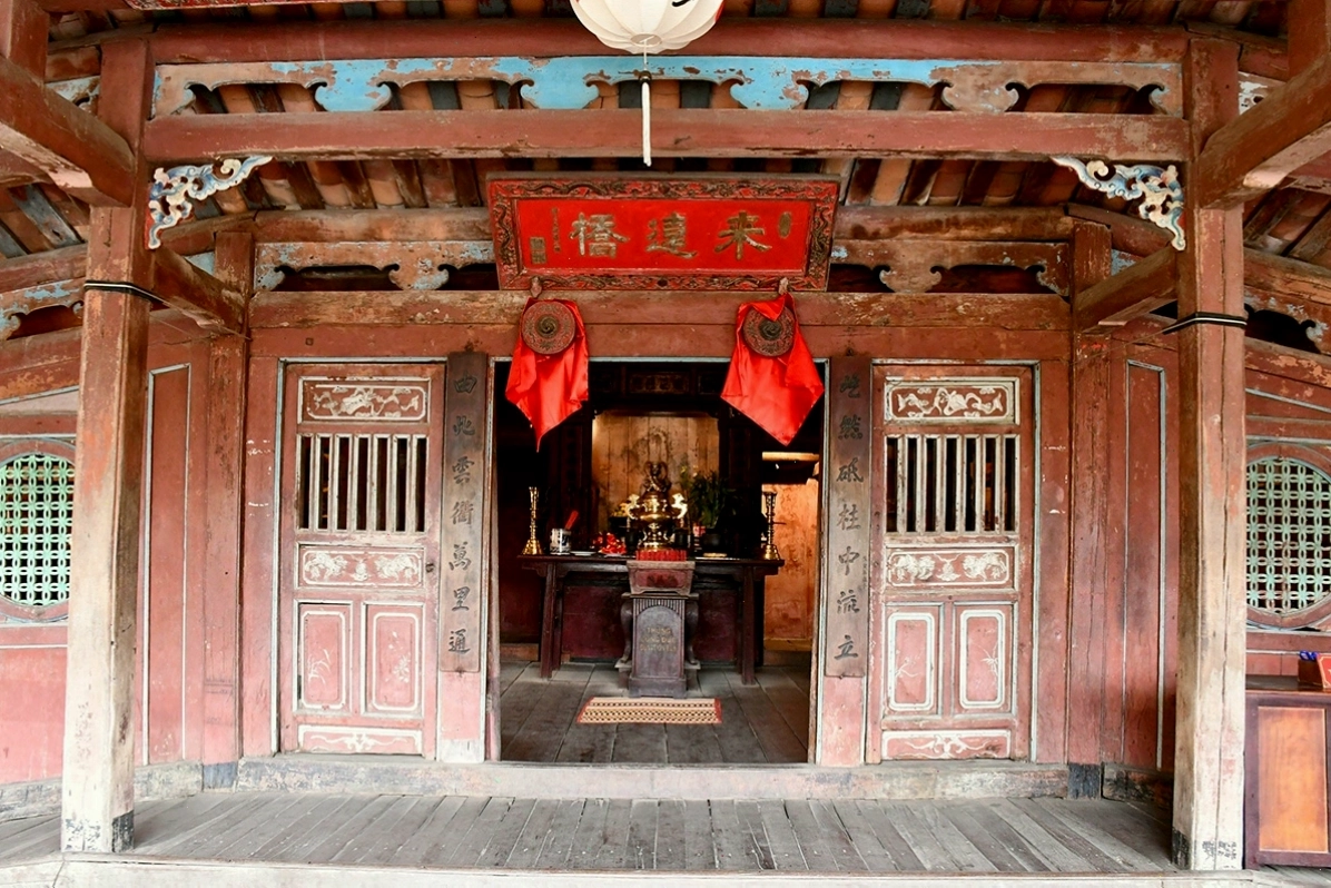 Chùa Cầu lung linh về đêm