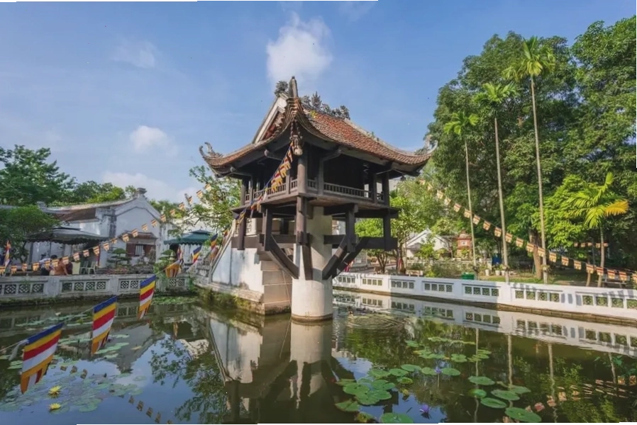 Chùa Một Cột tại Hà Nội nhìn từ xa
