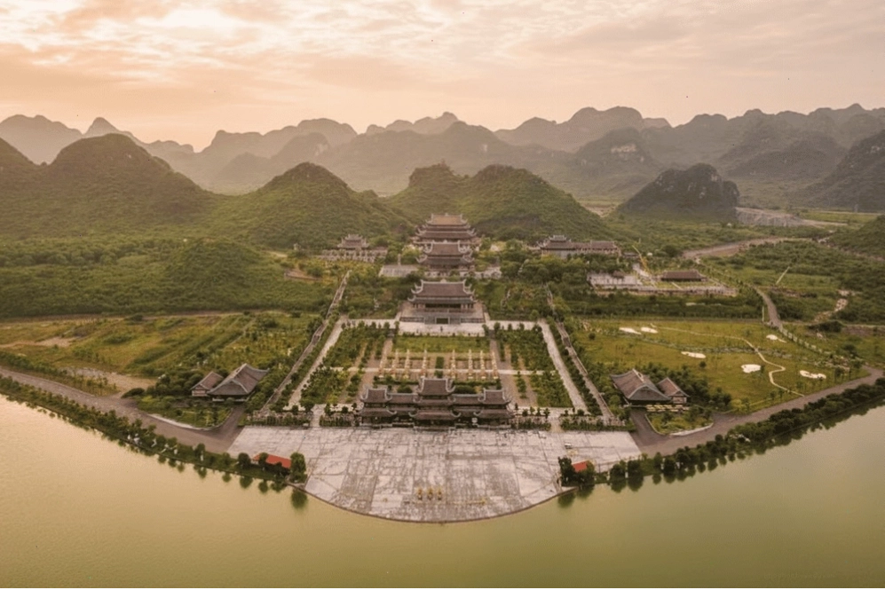 Chùa Tam Chúc rộng lớn nằm trong quần thể chùa lớn nhất thế giới