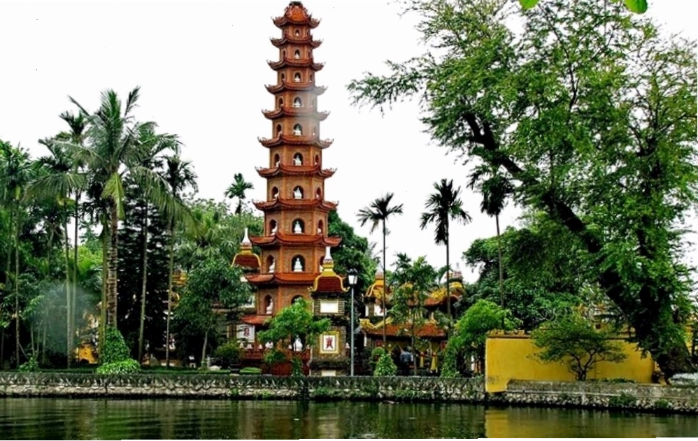 Chùa Trấn Quốc cổ kính nằm giữa Hồ Tây