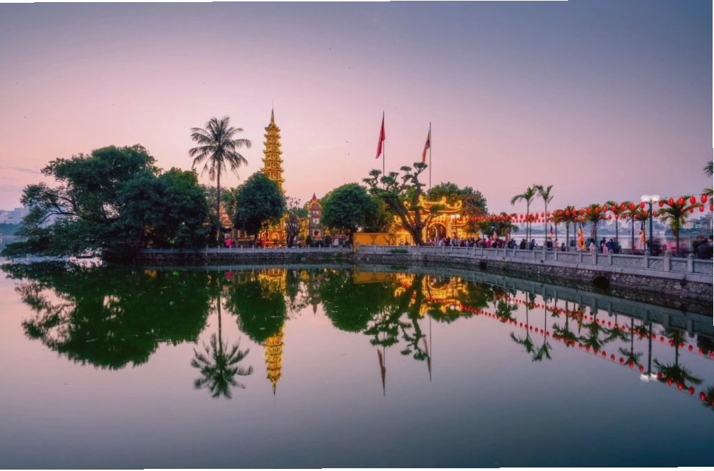 Chùa Trấn Quốc soi bóng trên mặt hồ yên ả, một trong những di tích lịch sử văn hóa của Việt Nam