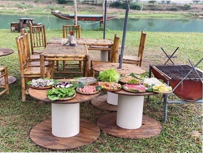 Chuẩn bị tiệc nướng BBQ tại Làng Mê