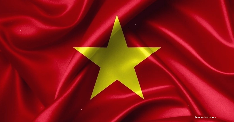 Cờ đỏ sao vàng mềm mại như lụa dưới nắng