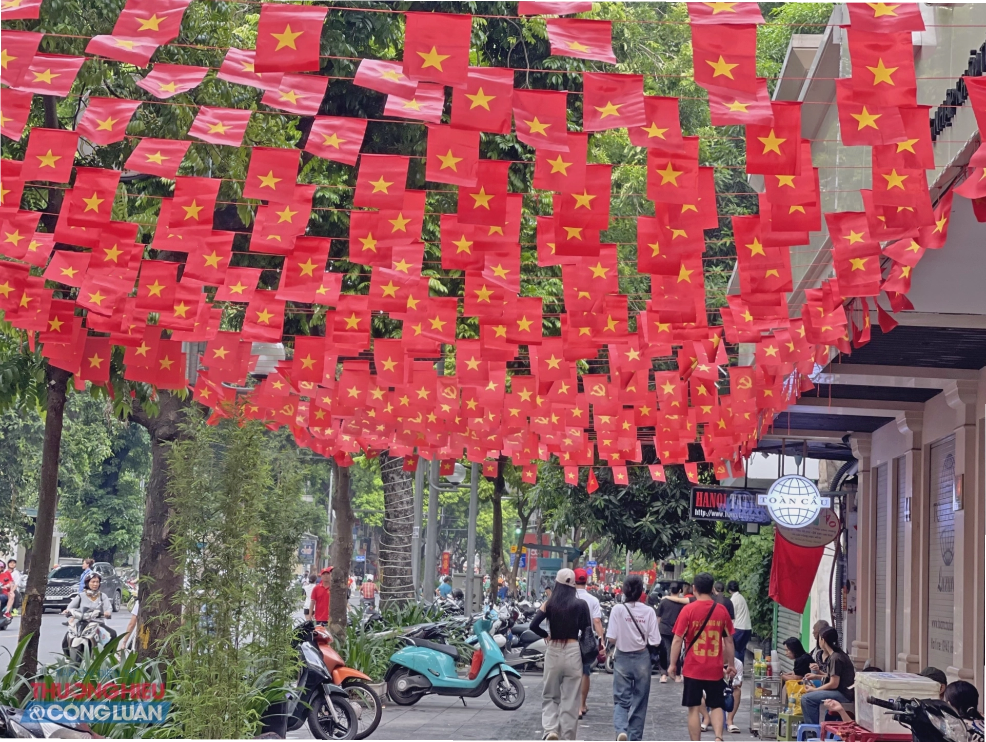 Cờ đỏ sao vàng trên phố Hai Bà Trưng