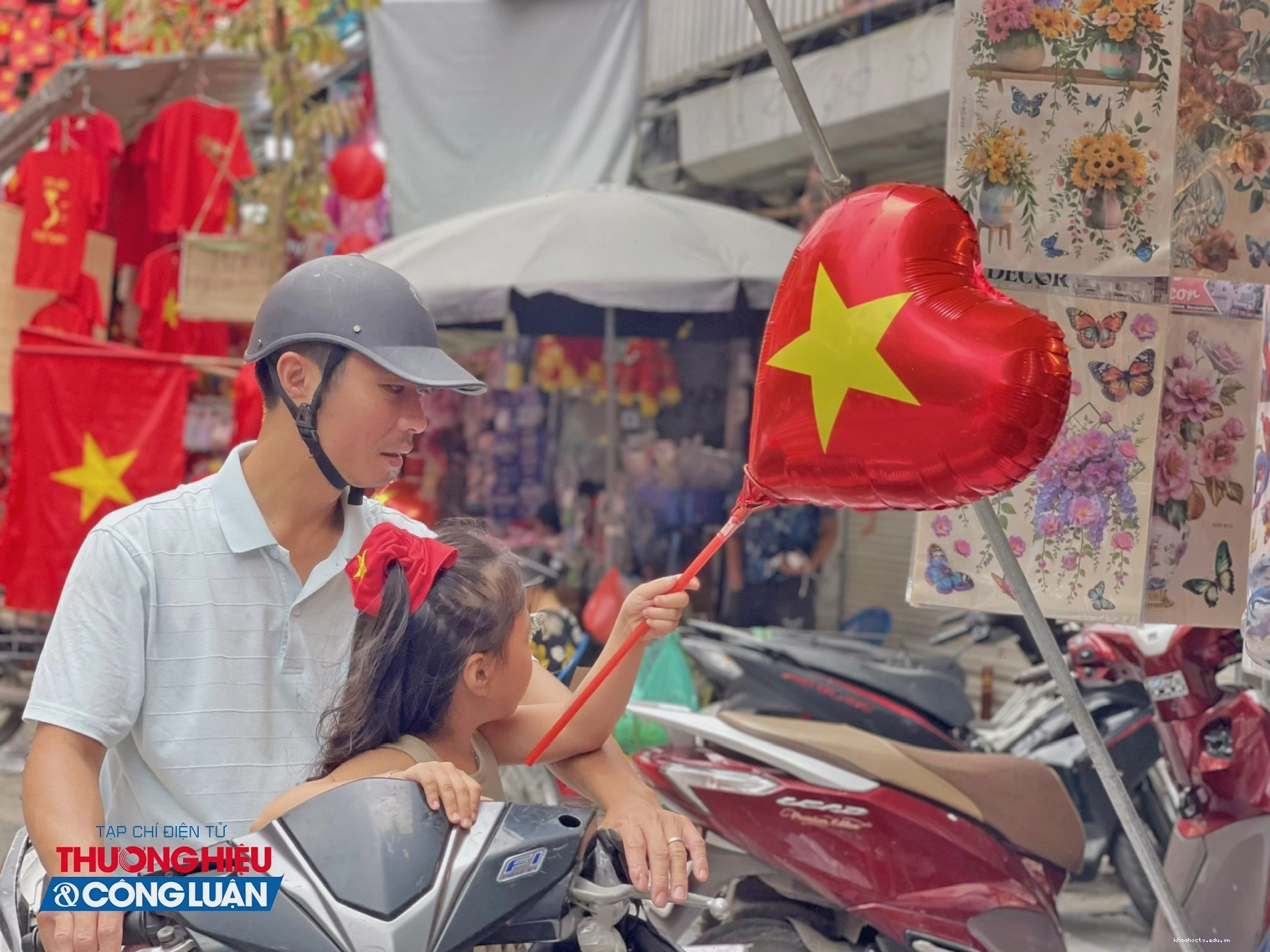 Cờ đỏ sao vàng trên phố Hàng Mã