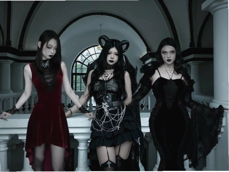 Cô gái diện trang phục phong cách Gothic với tông màu đen chủ đạo và phụ kiện ấn tượng