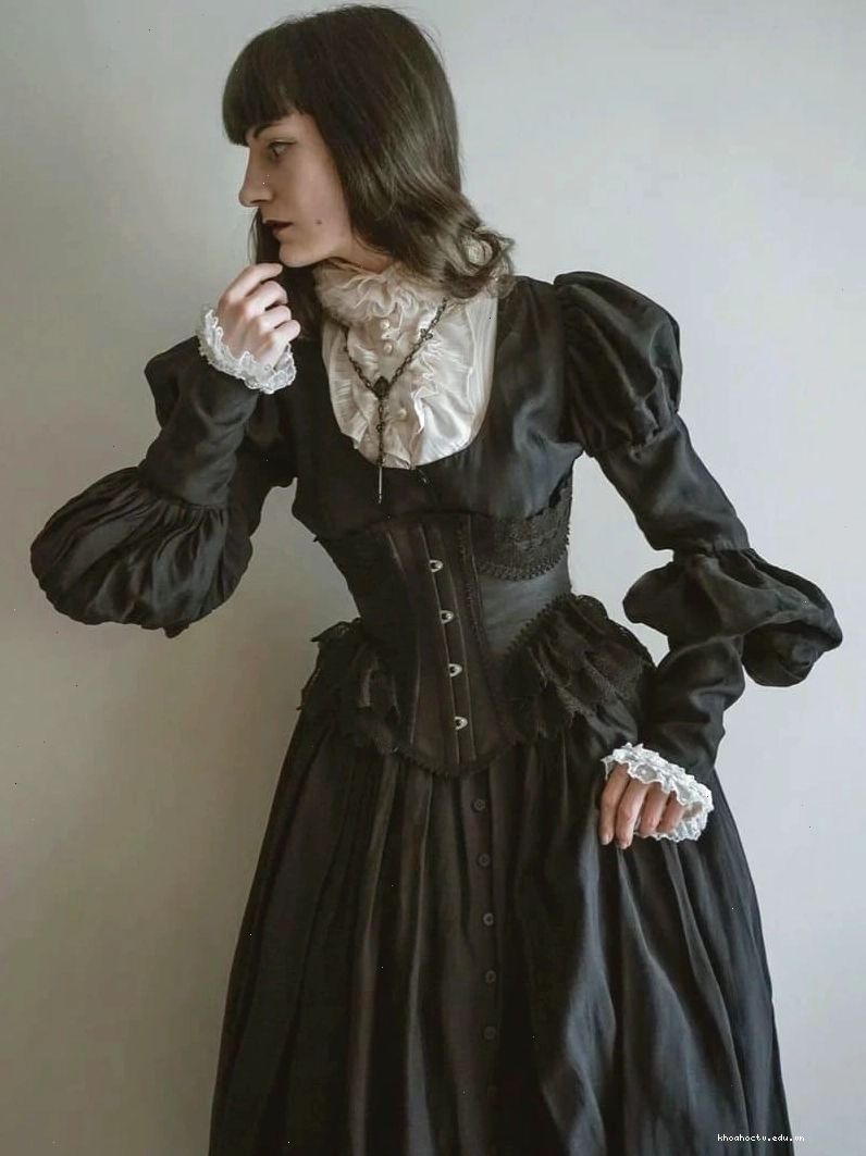 Cô gái diện váy đen dài theo phong cách Gothic