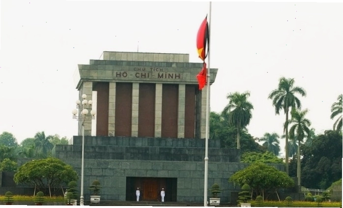 Cờ rủ được kéo lên tại Quảng trường Ba Đình trong Quốc tang Đại tướng Võ Nguyên Giáp