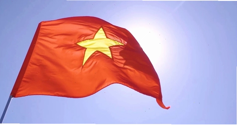 Cờ Việt Nam rực rỡ dưới ánh mặt trời