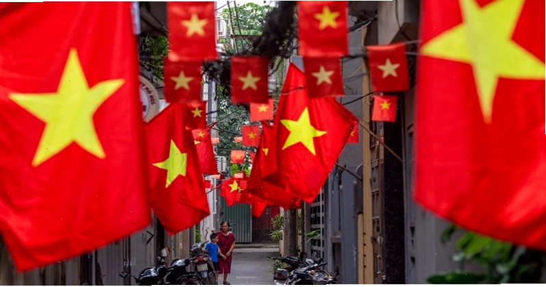 Cờ Việt Nam trang hoàng trên đường phố