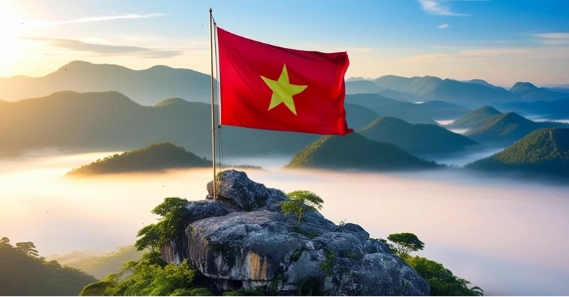 Cờ Việt Nam tung bay trên đỉnh núi cao