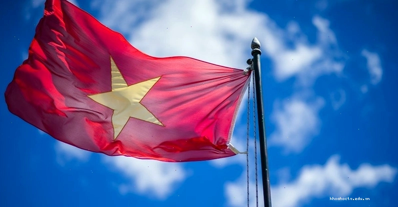 Cờ Việt Nam tung bay trên nền trời xanh thẳm
