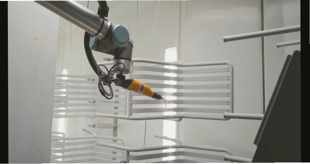 Cobot thực hiện công việc sơn bề mặt sản phẩm