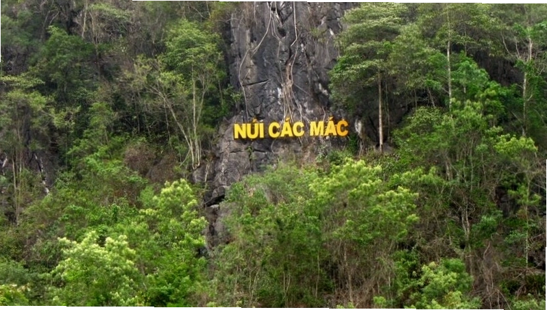 Con đường dẫn lên Núi Các Mác với cảnh quan xanh mát
