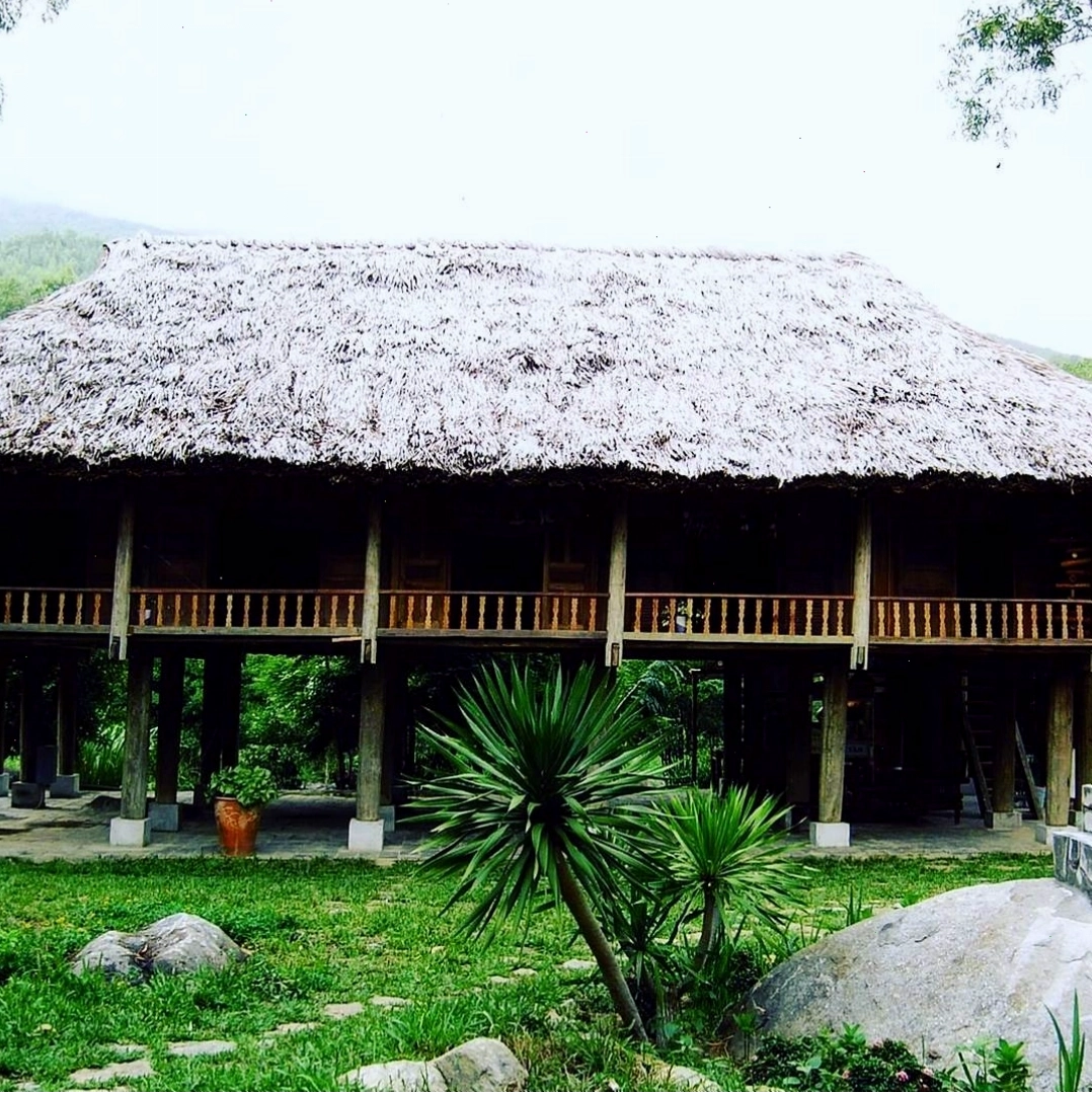 Con đường mòn quanh co dẫn lối vào khu du lịch Suối Lương