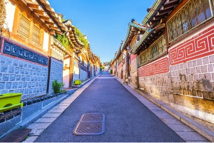 Con phố nhộn nhịp nhưng vẫn giữ nét cổ kính tại Bukchon Hanok