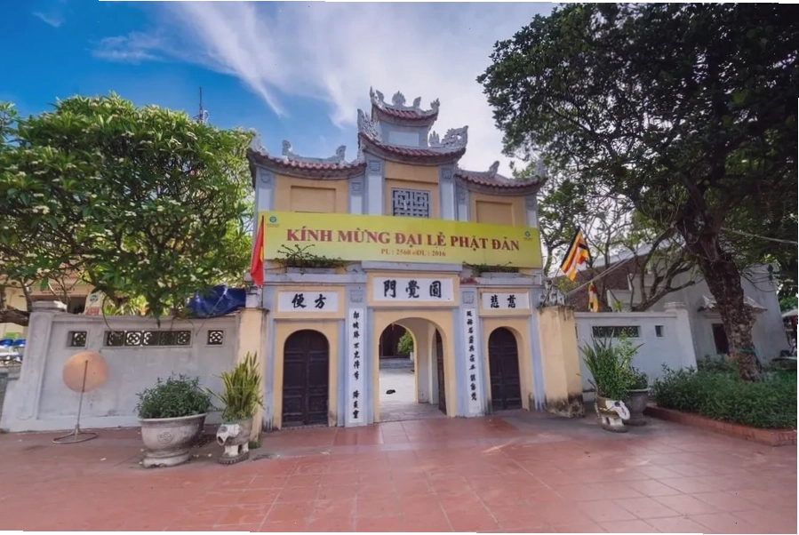 Cổng Tam quan dẫn vào chùa Một Cột