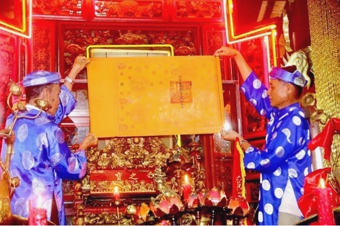 Cổng tam quan uy nghi của Đình Bình Thủy