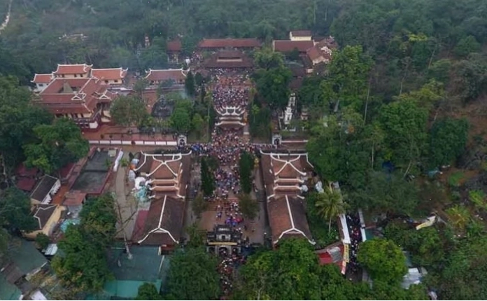 Cổng vào Chùa Thiên Trù, một phần của quần thể Chùa Hương