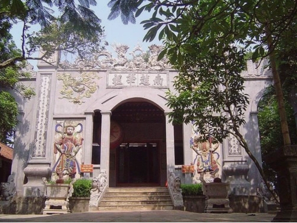Cổng vào Đền Thượng uy nghiêm tại Đền Hùng