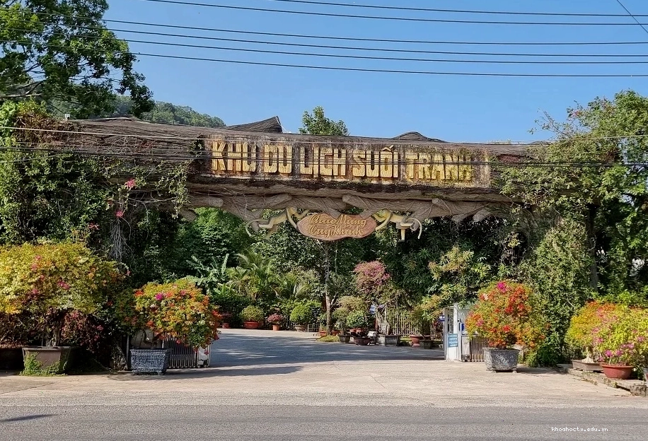 Cổng vào khu du lịch Suối Tranh Waterfall