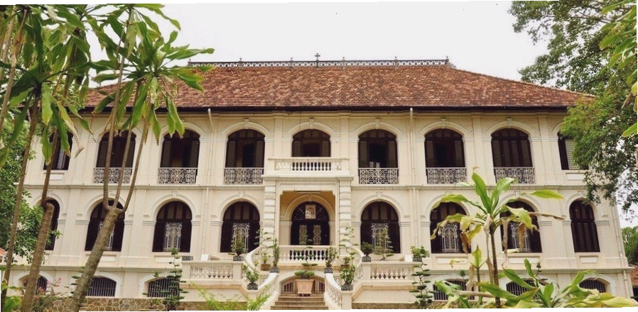 Cung điện Tổng Giám mục Hà Nội, công trình kiến trúc Pháp cổ kính