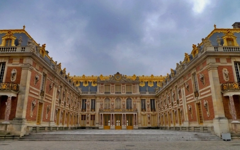 Cung điện Versailles nhìn từ bên ngoài
