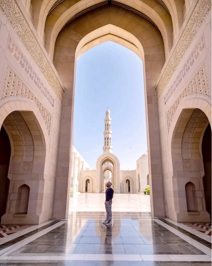 Đại Thánh đường Hồi giáo Sultan Qaboos ở Muscat, Oman với kiến trúc đá cẩm thạch trắng