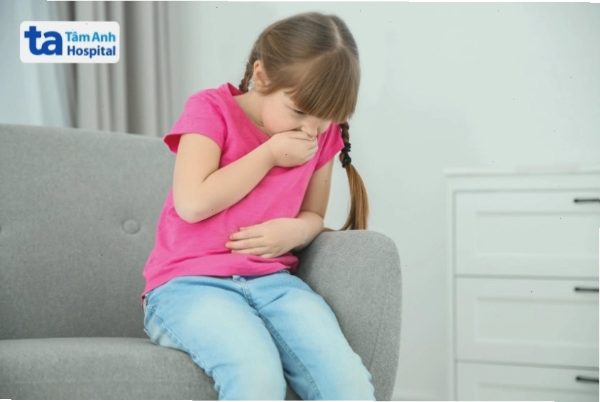 Đau bụng quanh rốn có thể kèm theo các triệu chứng khác cần lưu ý